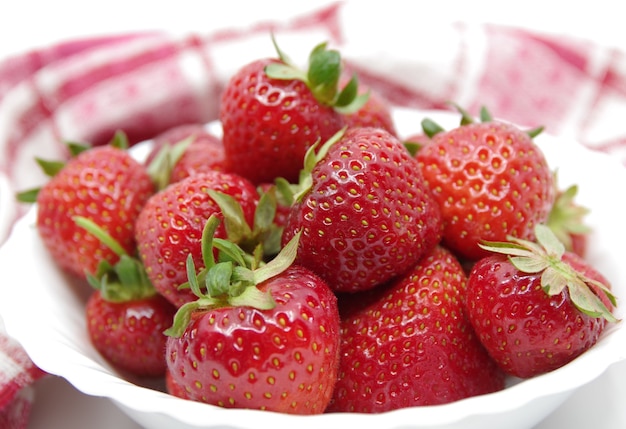 Fragole rosse in una ciotola bianca.