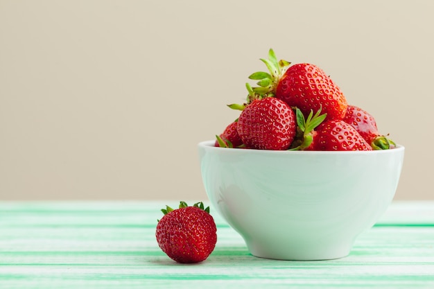 Fragole rosse mature fresche sulla tavola del giardino