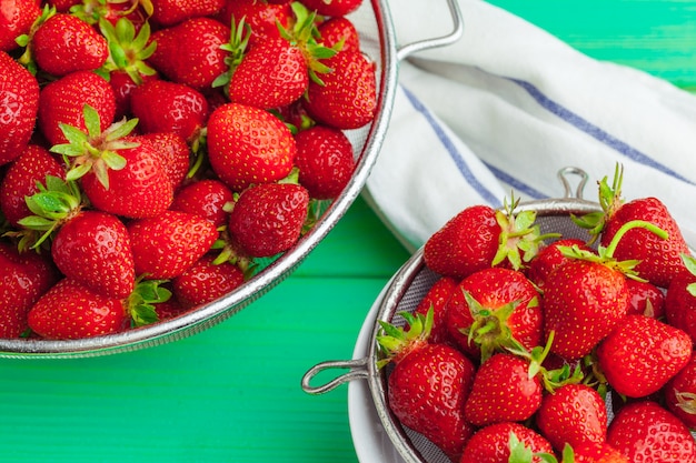 Fragole rosse mature fresche sulla tavola del giardino