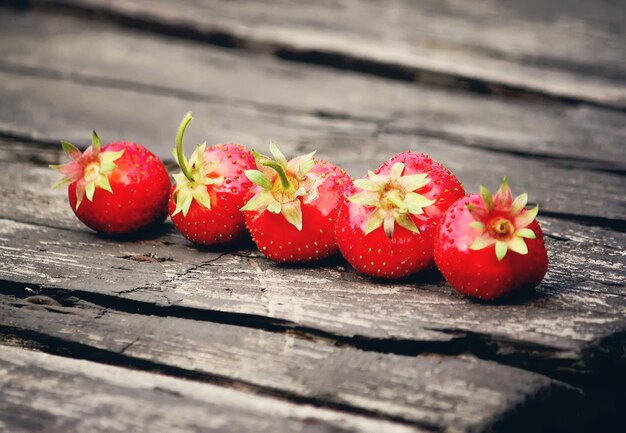 Fragole rosse mature si chiudono su un tavolo di legno all'aperto