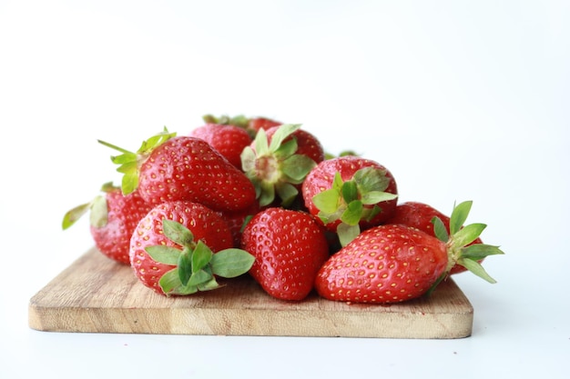 Fragole rosse mature su tavola di legno sul tavolo