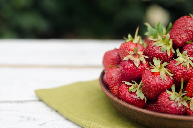 Fragole rosse mature sulla tavola di legno