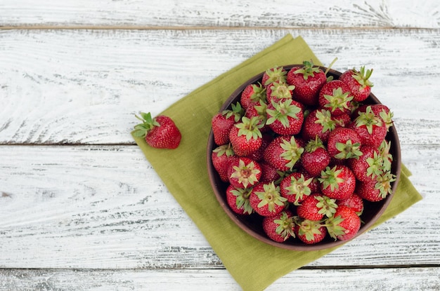 Fragole rosse mature sulla tavola di legno