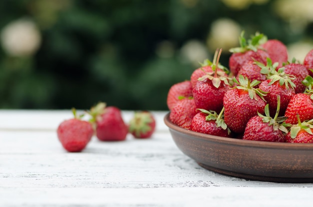 Fragole rosse mature sulla tavola di legno