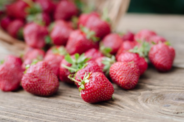 Fragole rosse mature sulla tavola di legno