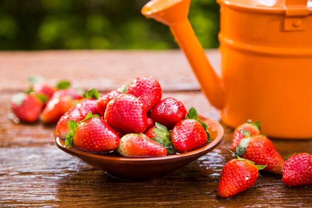 Fragole rosse mature sulla tavola di legno