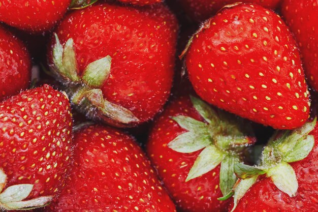 Fragole rosse naturali succose e mature