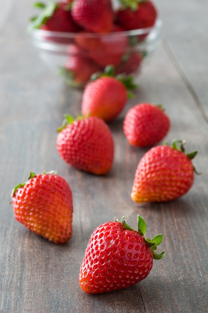 fragole su fondo di legno