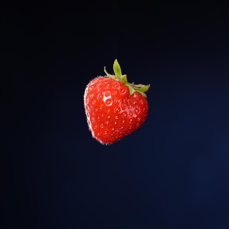 Fragole su sfondo blu scuro