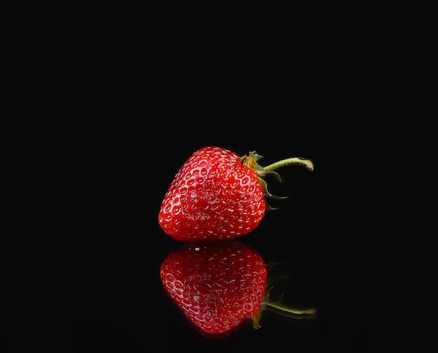 Fragole su sfondo nero