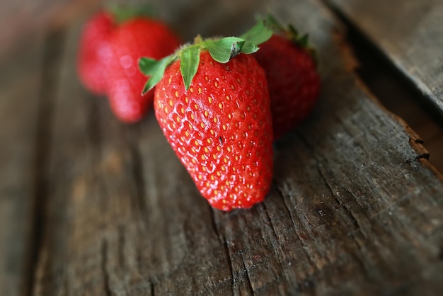 Fragole su un fondo di legno