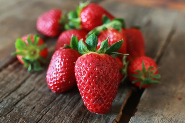 Fragole su un fondo di legno