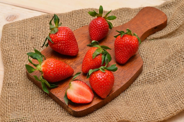 Fragole su un tagliere ingrediente per cucinare