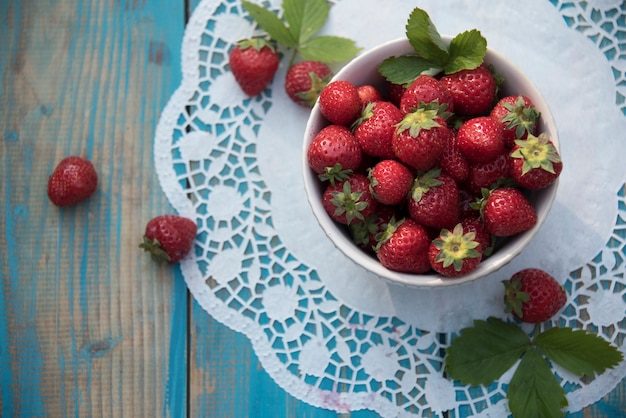 fragole su un tavolo d&#39;epoca