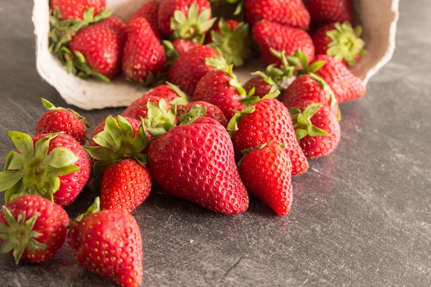 Fragole su un tavolo di legno