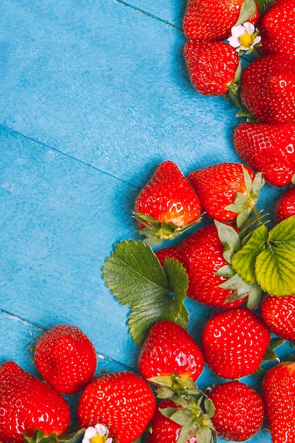 Fragole su una fotografia di cibo a base blu di legno naturale