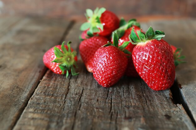 Fragole su uno sfondo di legno