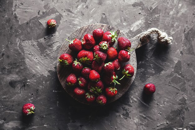 Fragole su uno sfondo grigio. Cibo sano e fresco, frutta