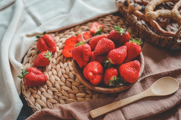 Fragole succose e concetto di colazione salatini appena sfornati