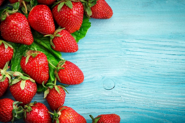 Fragole succose mature su una tavola di legno.