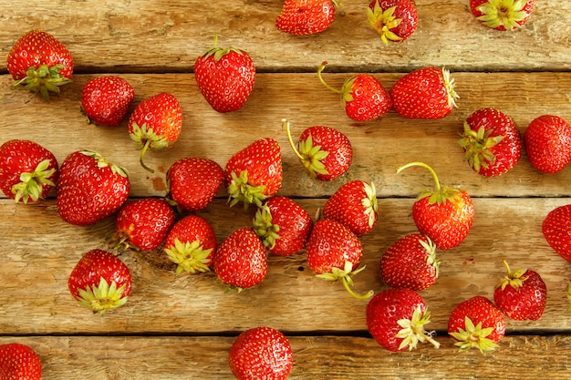 Fragole sul tavolo di legno