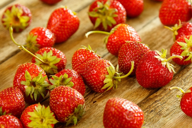 Fragole sul tavolo di legno