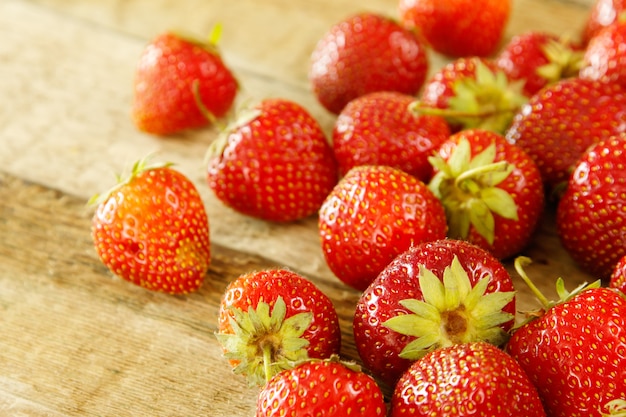 Fragole sul tavolo di legno