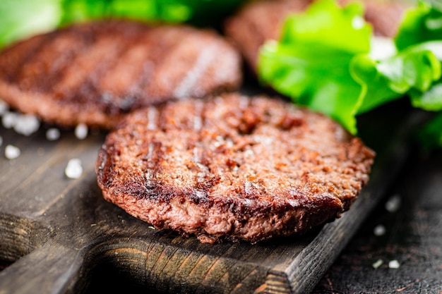 Fragrante hamburger alla griglia con verdure