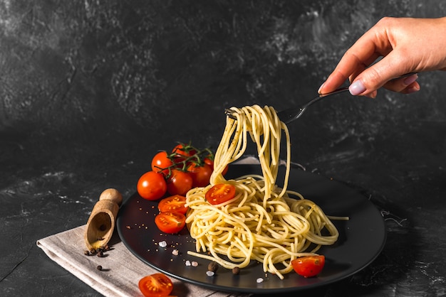 fragrante pasta italiana agli spaghetti con salsa di pomodoro e formaggio e spezie salutari