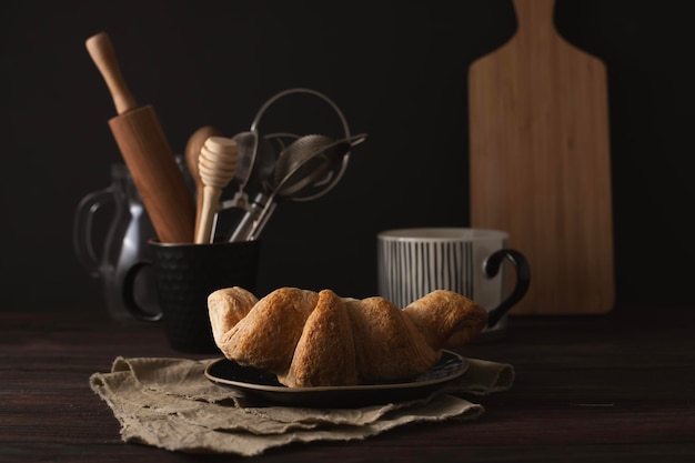 Fragranti croissant appena sfornati sul tavolo