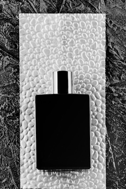 Fragranza maschile di profumo o eau de toilette Foto promozionale di una bottiglia nera su sfondo scuro Layout