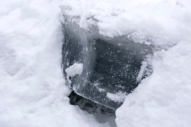 Frammenti di ghiaccio invernali sul lago.