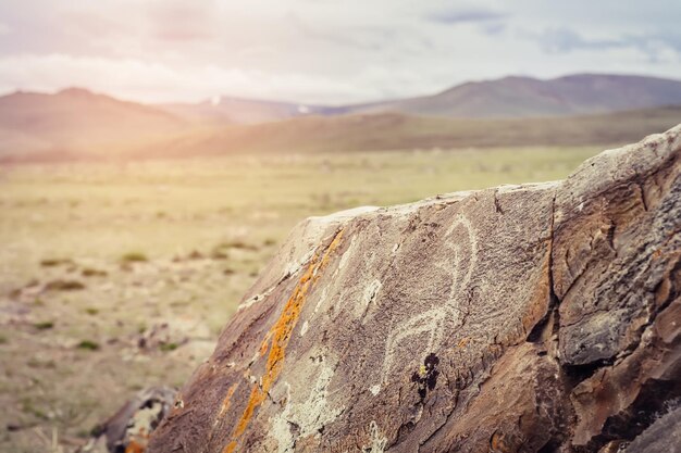 Frammento del complesso megalitico di Tarkhatinsky Antichi petroglifi Altai Russia Tonificante alba