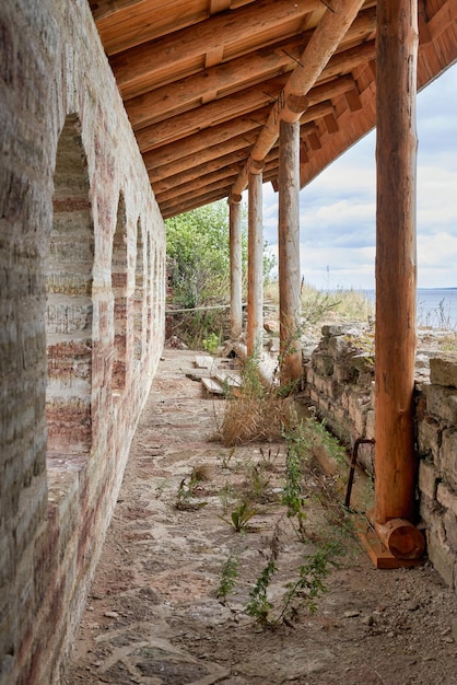 Frammento del muro della vecchia fortezza con finestre che si affacciano sulla costa del mare