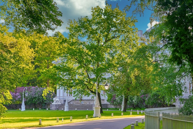 Frammento del Palazzo Elagin nel parco in una mattina di sole estivo a San Pietroburgo