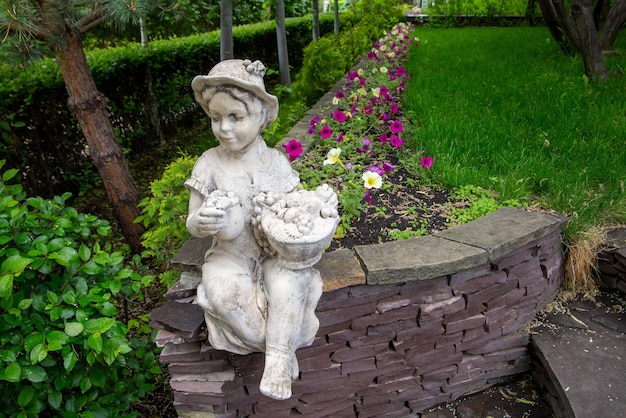 Frammento del parco con sculture e piante da giardino Un luogo di relax in una grande città Paesaggistica