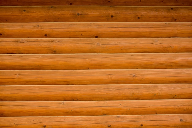 Frammento del primo piano della parete di legno in casa rurale