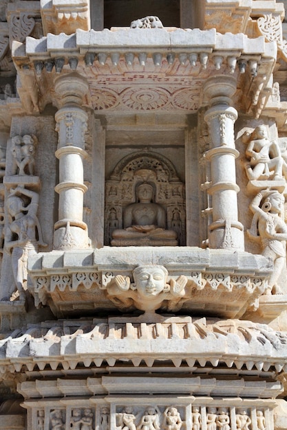 Frammento del tempio di ranakpur dell'induismo