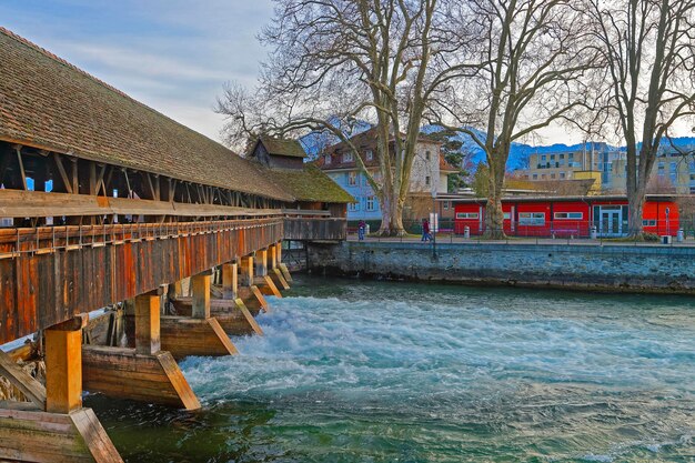 Frammento del vecchio ponte di chiusa in legno nel centro storico di Thun. Thun è una città del cantone svizzero di Berna, dove il fiume Aare sfocia dal lago di Thun.