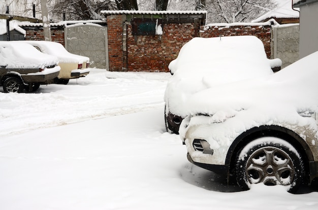 Frammento dell&#39;auto sotto uno strato di neve dopo una fitta nevicata