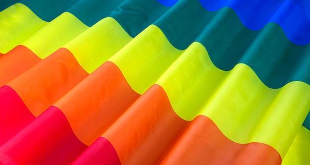 Frammento della bandiera arcobaleno conosciuta anche come bandiera dell'orgoglio LGBT sotto forma di sfondo