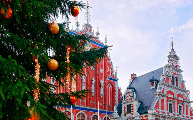Frammento della casa dei punti neri e dell'albero di Natale a Riga in Lettonia. Street Xmas e fiera delle vacanze in città o paesi europei. Decorazione dell'Avvento e bancarelle con oggetti di artigianato su Bazaar. In inverno