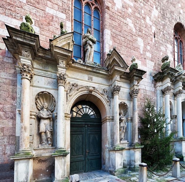 Frammento della cattedrale di San Pietro e dell'albero di Natale nella città vecchia di Riga, Lettonia. È uno degli edifici più antichi della Lettonia. Ora è una chiesa luterana.