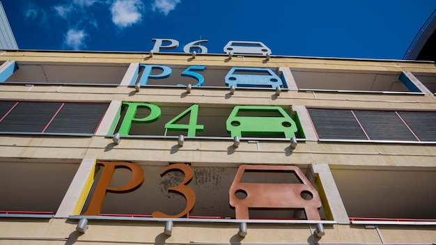 Frammento della facciata colorata di un parcheggio contro il cielo