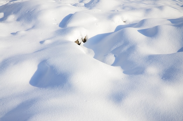 Frammento della strada, coperto da uno spesso strato di neve