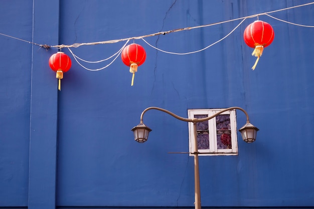 Frammento di architettura scenica dalla Chinatown di Singapore con lanterne rosse