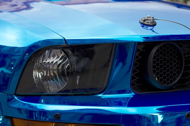 Frammento di auto sportiva blu con faro