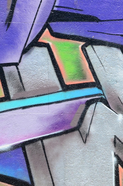 Frammento di disegni di graffiti Il vecchio muro decorato con macchie di vernice nello stile della cultura della street art Texture di sfondo colorata nei toni del viola