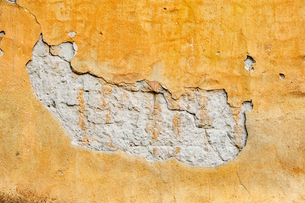 Frammento di parete con graffi e crepe