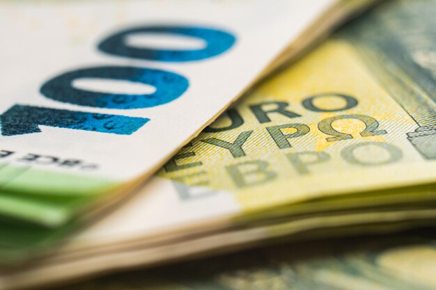 Frammento di primo piano estremo di cento banconote dell'Unione europea Pila di banconote dell'UE